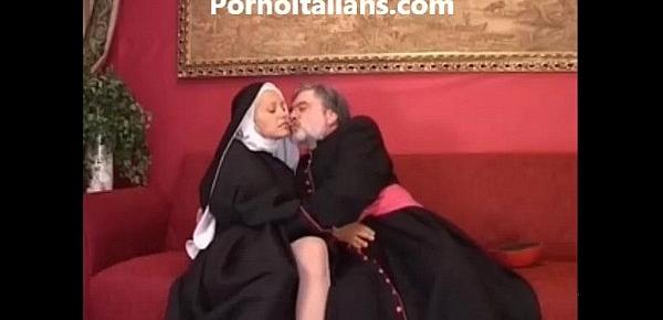  Suora troia scopa in culo col vescovo - Sister slut fucks in the ass with